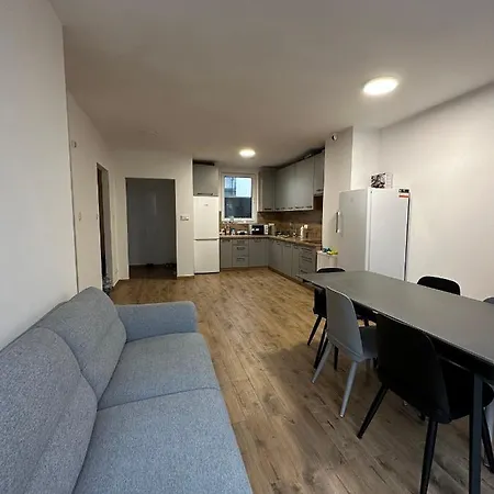 Double Twin #8 With Private Bathroom בית הארחה